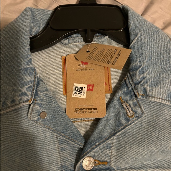 Women’s Levi’s ex-boyfriend, trucker jacket, size medium, light wash. NWT. - Picture 2 of 5